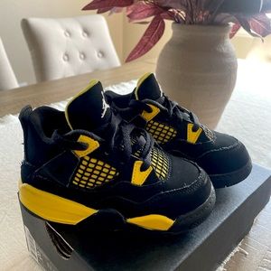 Air Jordan 4 Retro Thunder 2023